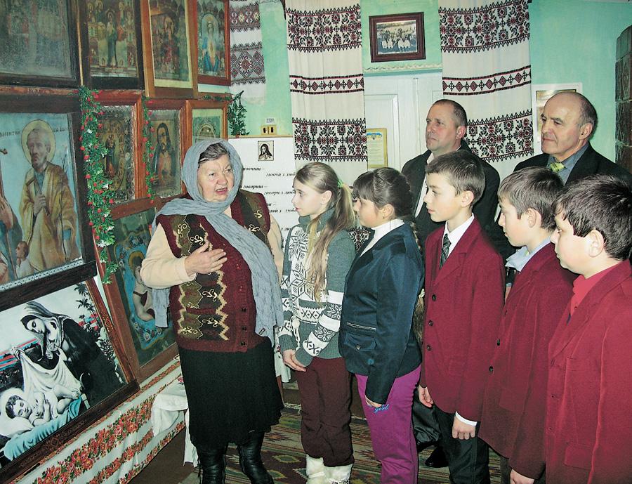 Екскурсанти із захватом слухають завідуючу духовною світлицею  місцевої школи Ганну Зьомко. Фото автора